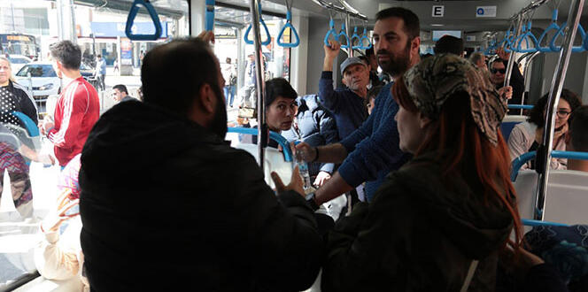 Tramvayda su krizi temalı skeç yolcuları şaşkına çevirdi