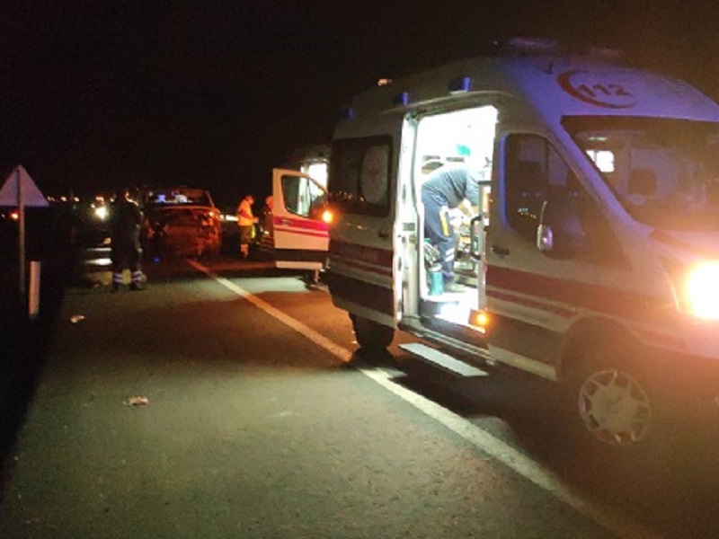 Minibüs Koyun sürüsüne çarptı:7 kişi yaralandı