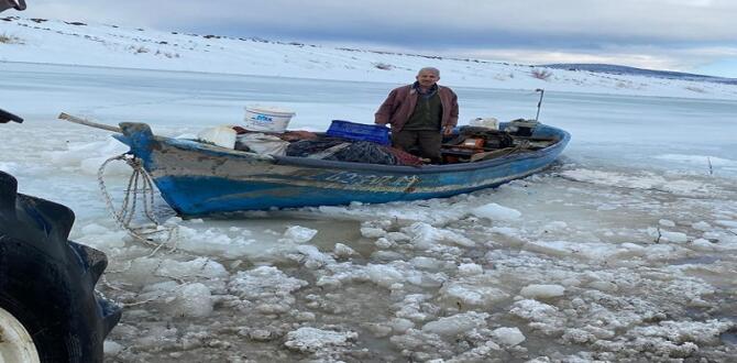 Suğla gölünün balıkçıları buzları kırarak tekneleri kurtardı